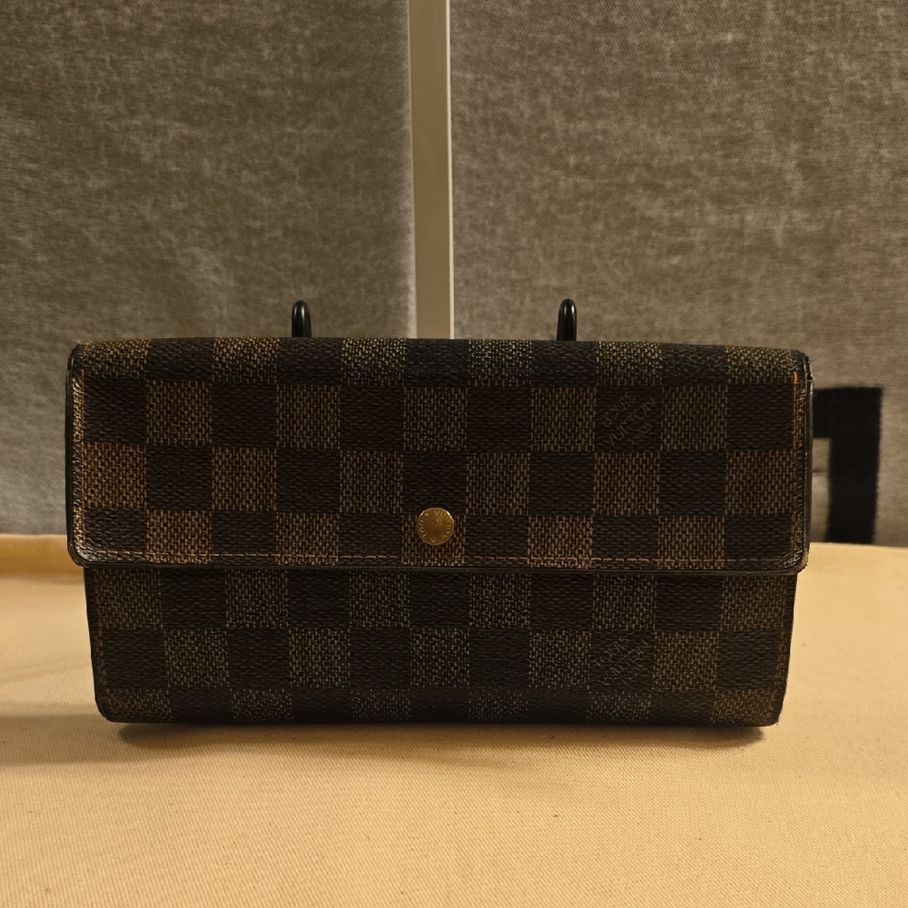 Louis Vuitton wallet in iconic Damier Ebene coated canvas with gold hardware - Picture 2 of 12